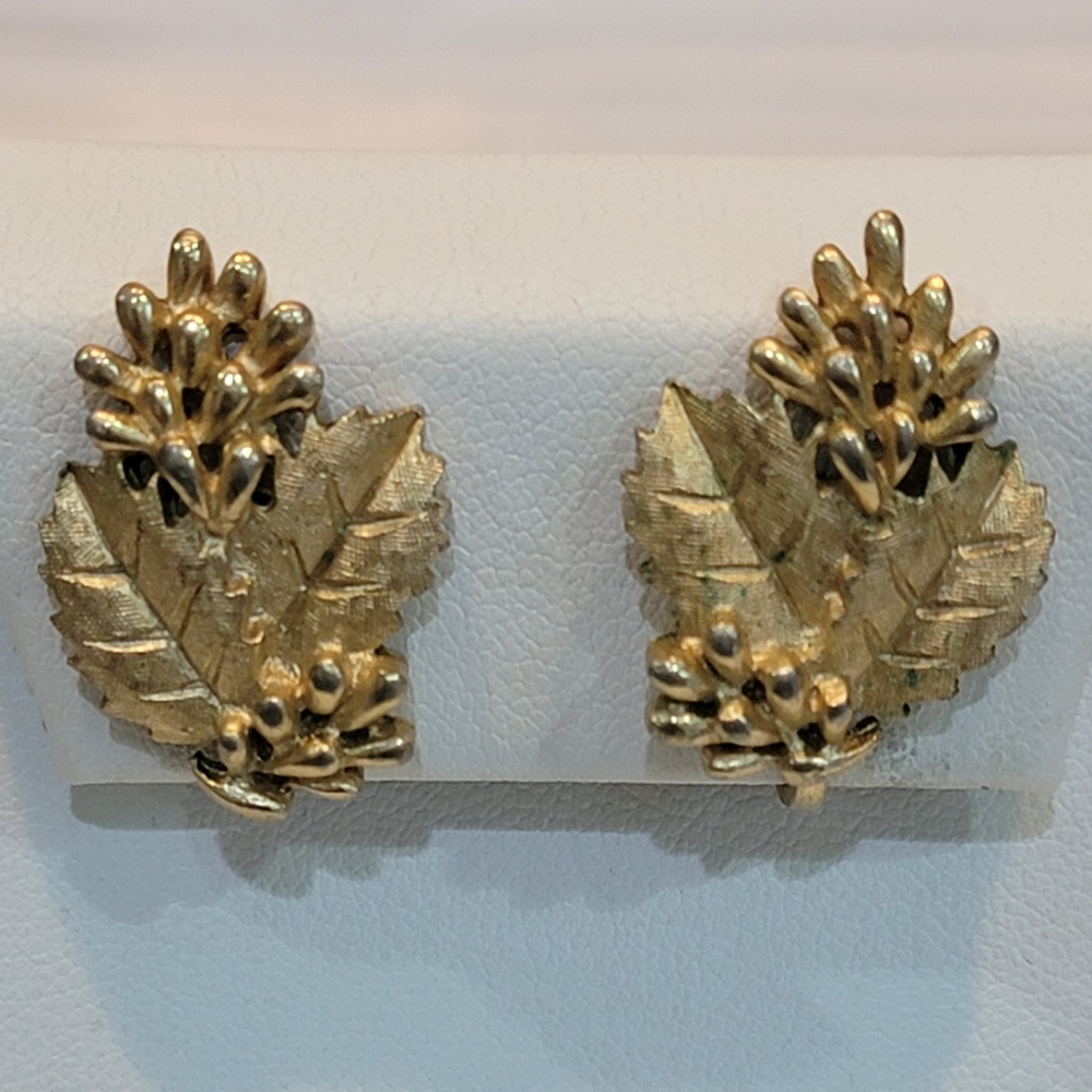 Vintage Crown Trifari Gold Tone Pinecone Leaf Botanical Clip On Earrings